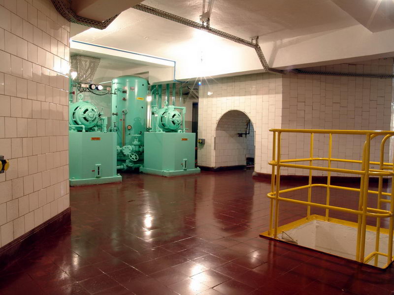 Vista ampla da sala entre o gerador e a turbina, os azulejos foram fabricados pela prpria Klabin, que na poca (h 50 anos) fazia azulejos...